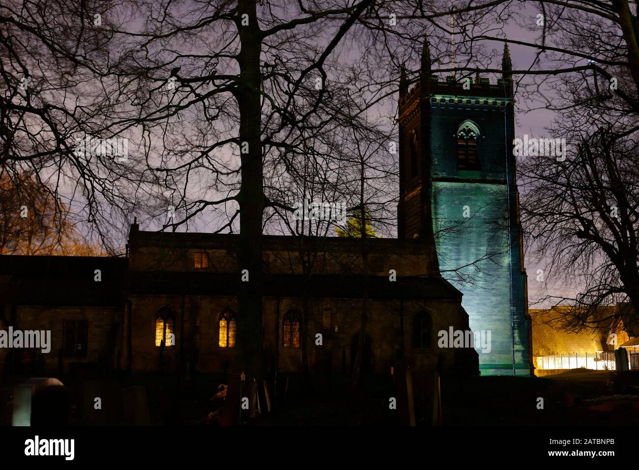 Église St Mary's à Swillington la nuit. Banque D'Images