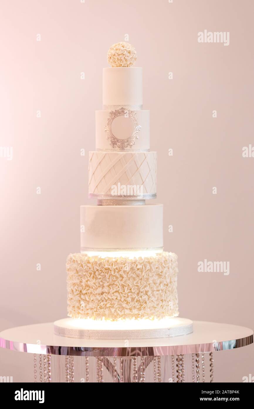 Un Grand Gateau Royal De Couleur Blanche Decore De Details Argentes Et De Creme Blanche Lors D Un Mariage De Luxe Dessert Apres Le Diner Festif De La Mariee Et Photo Stock Un Grand Gateau Royal De Couleur Blanche Decore De Details Argentes Et De Creme Blanche Lors D Un Mariage De Luxe Dessert Apres Le Diner Festif De La Mariee Et Photo Stock