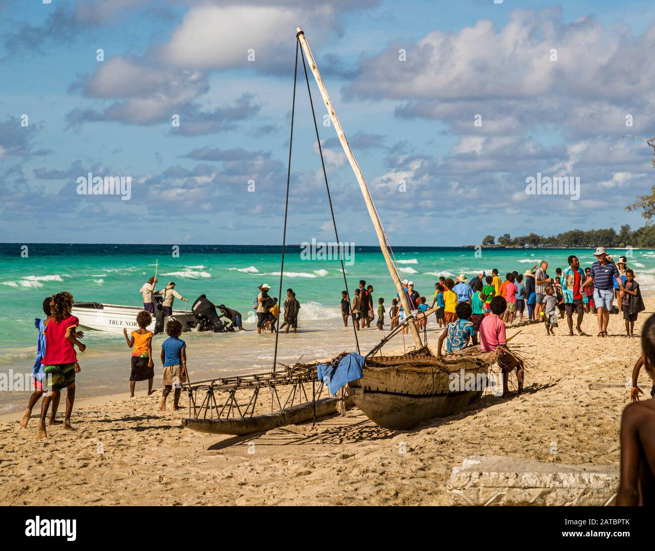 Les gens et les touristes locaux se rencontrent sur une plage à Papouasie-Nouvelle-Guinée Banque D'Images