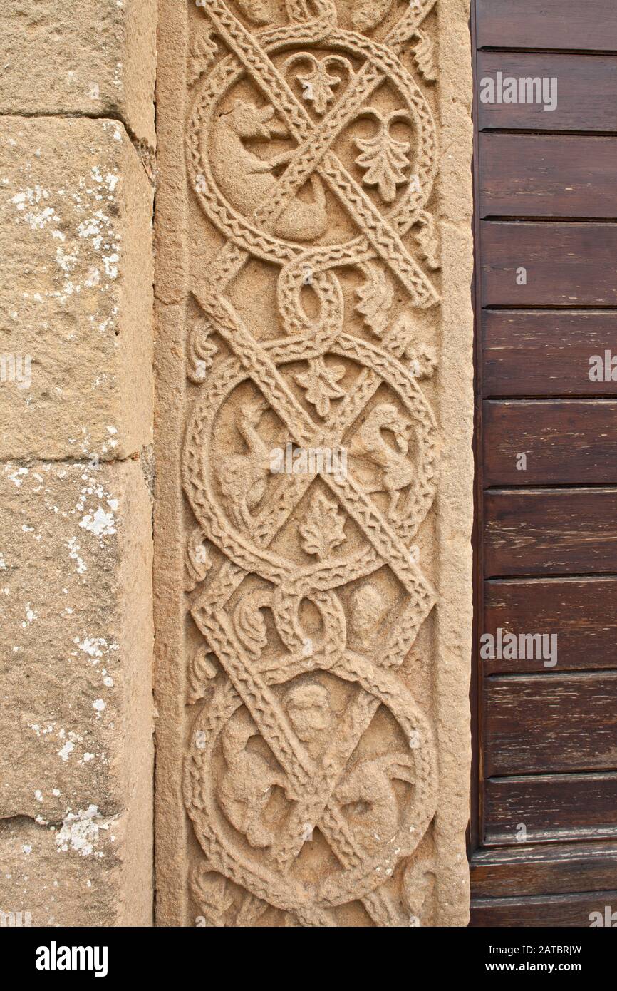Des mopules mythologiques et fleuries décorant une partie du 11 siècle Pieve di Corsignano, près de Pienza, Toscane, Italie, Europe Banque D'Images
