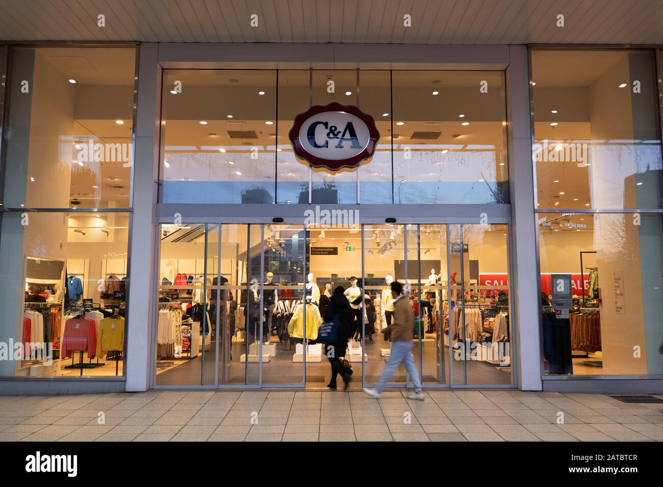 Varsovie, Pologne - 14 janvier 2019 : magasin C&A, société de vente au détail de vêtements dans le centre-ville la nuit Banque D'Images