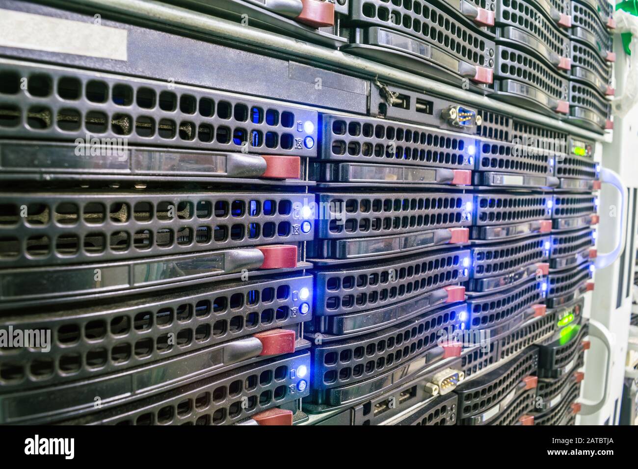 Espace de colocation pour plusieurs serveurs. Les services hébergés se trouvent dans la salle du centre de données. Équipements informatiques modernes pour le traitement de l'information. Serveur de base de données Banque D'Images