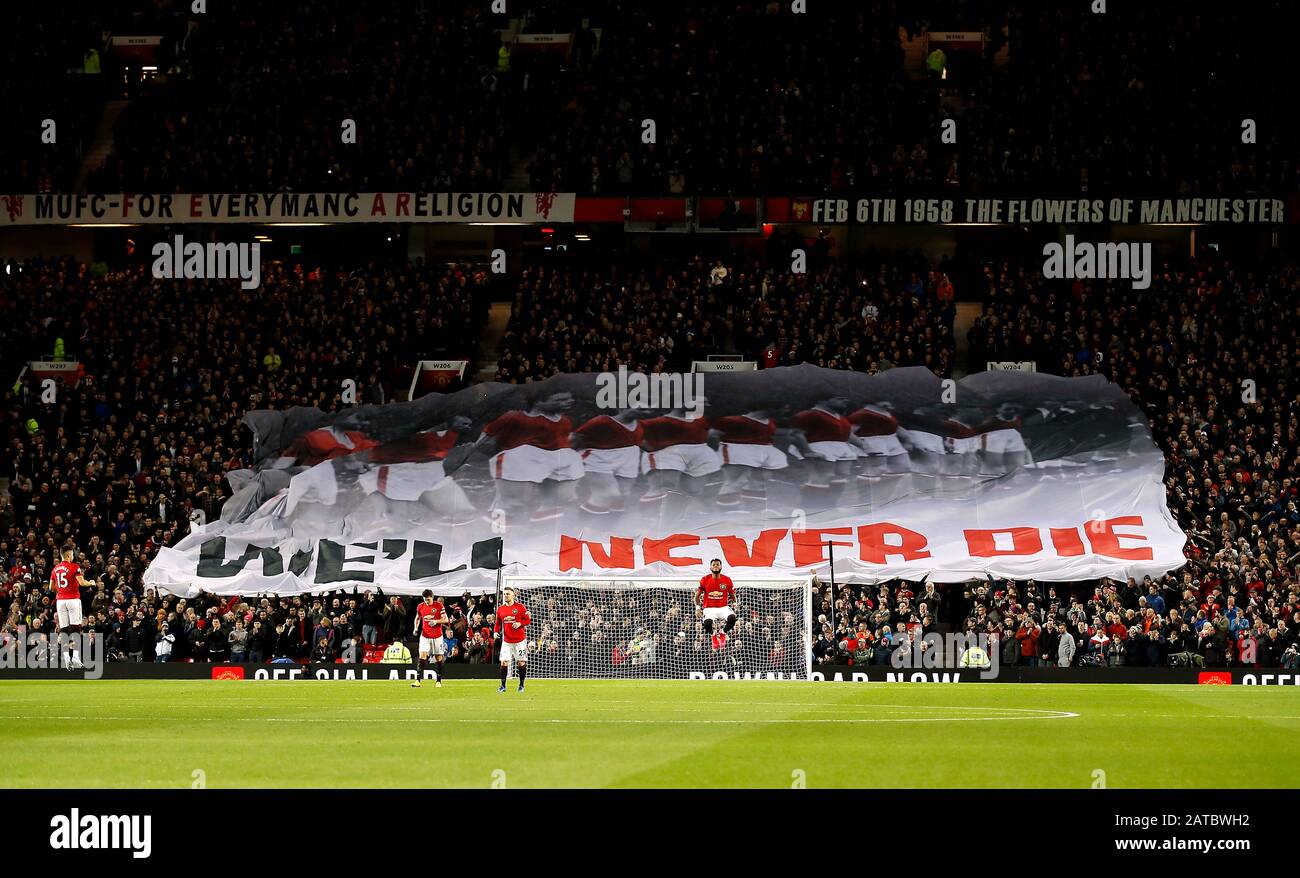 Manchester United fans dans les stands avec une bannière qui lit Que Nous ne mourrons jamais en l'honneur de Busby Babes pendant le match de la Premier League à Old Trafford, Manchester. Banque D'Images