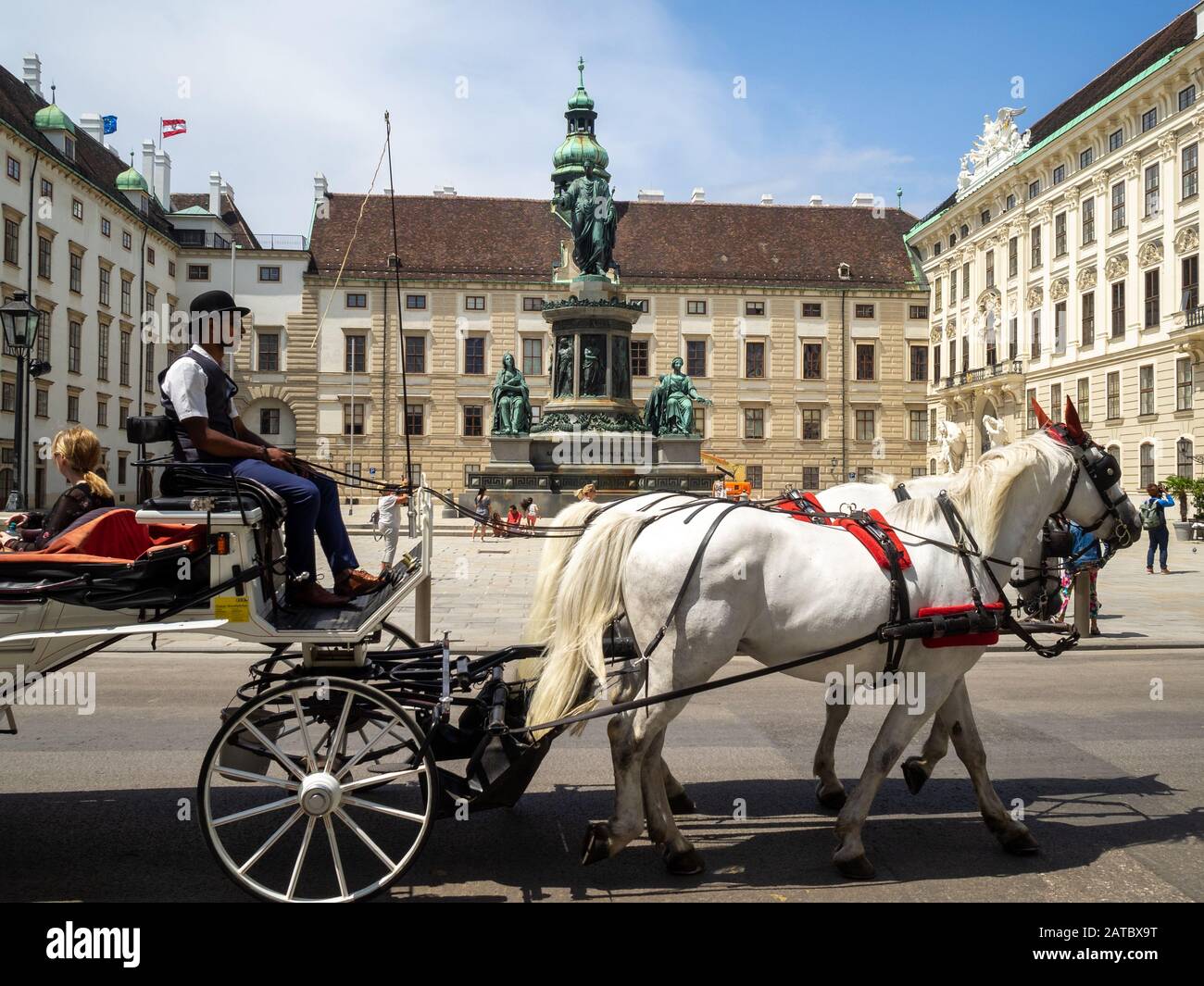 Un char à cheval traverse la cour du palais Hofburg Banque D'Images