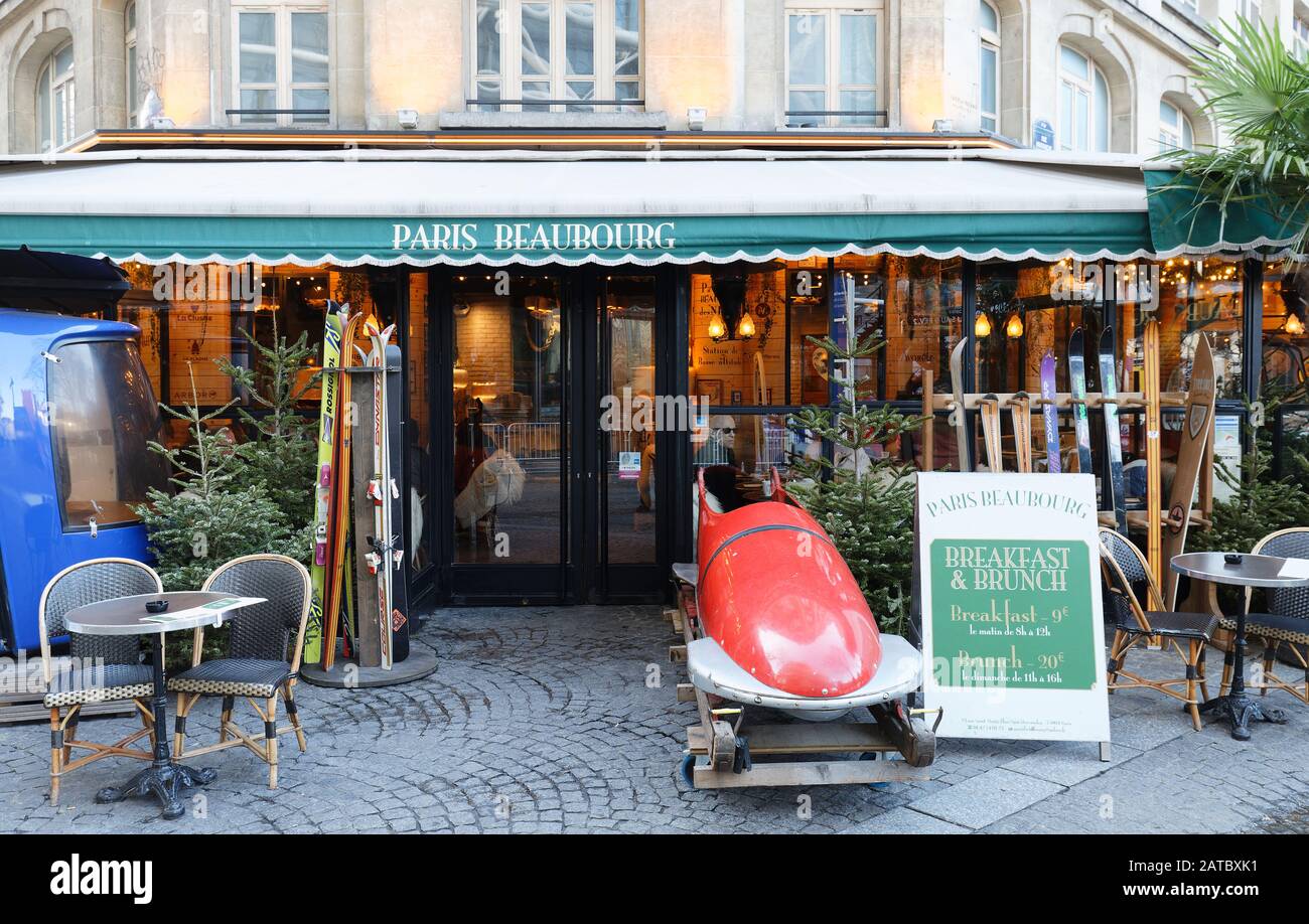 Paris Beaubourg est un café à la mode français dans le 4ème arrondissement, juste à côté du Centre Pompidou à Paris, France. Banque D'Images
