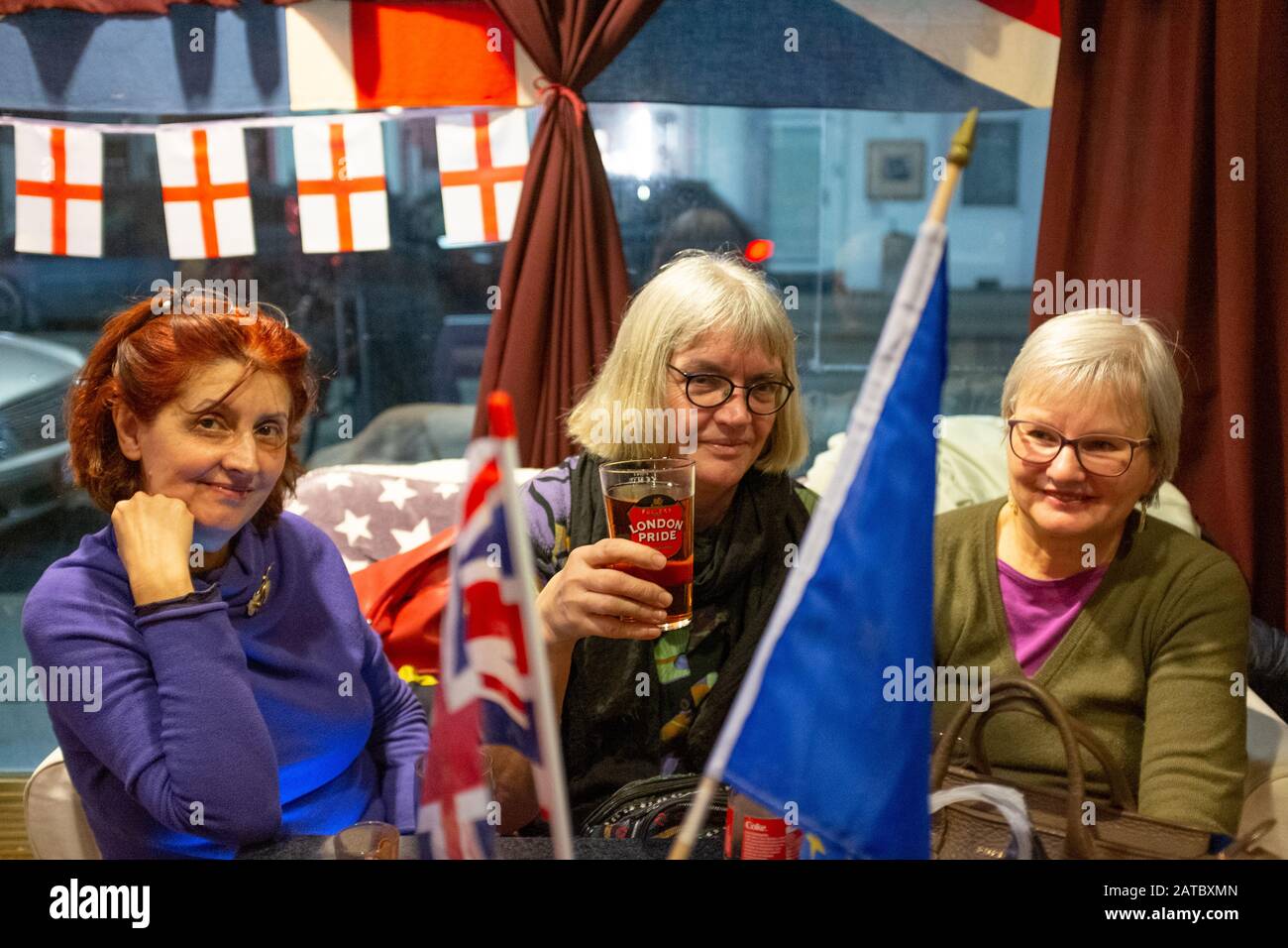 Les Européens se réunissent pour commémorer la nuit du Brexit, la dernière journée du Royaume-Uni dans l'UE, dans un pub britannique à Vienne, en Autriche, le 31 janvier Banque D'Images