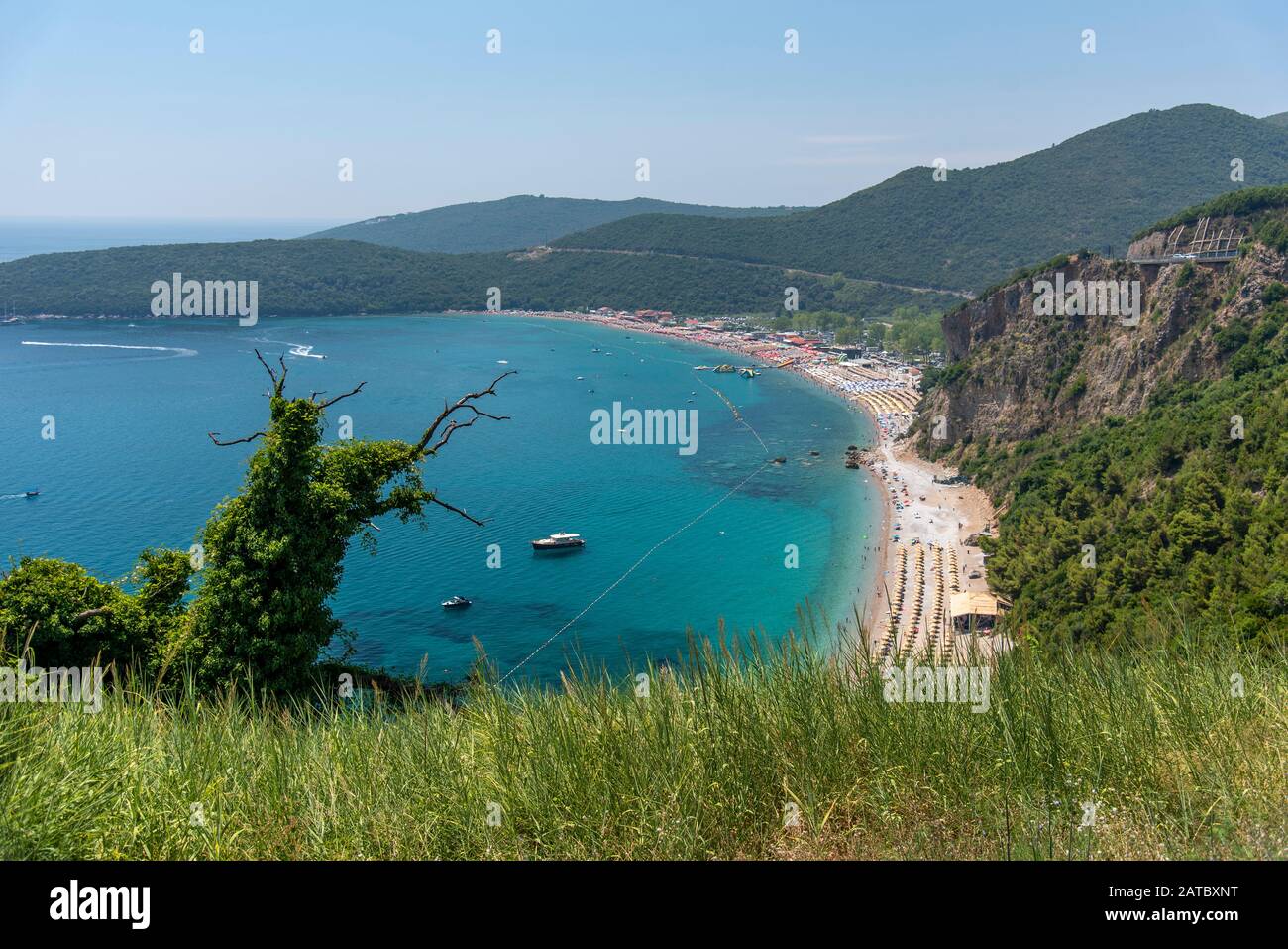 Vue panoramique sur la plus grande plage avec de nombreuses personnes dans le lagon de Przno. Adriatique Seacoast, Plage De Przno, Milocer, Monténégro Banque D'Images