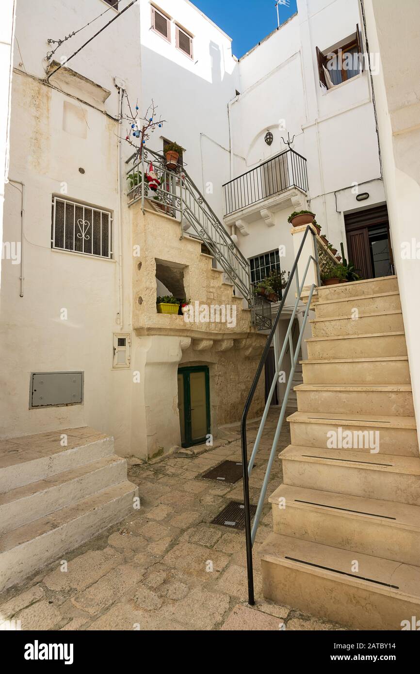 Allée caractéristique et escaliers dans le centre historique de Cisternino (Italie) Banque D'Images