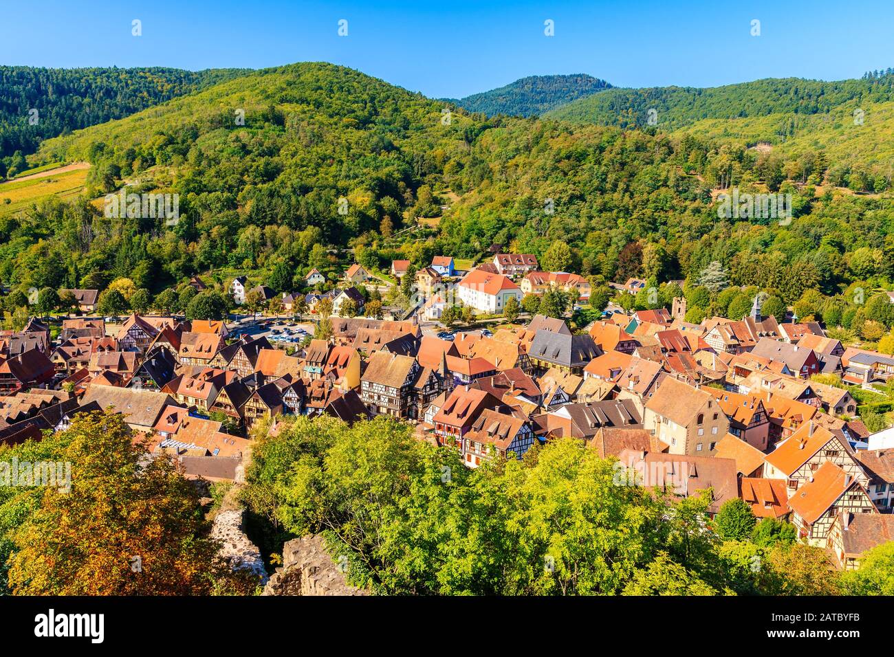 Vue sur la ville de Kaysersberg et ses maisons colorées, route des vins d'Alsace, France Banque D'Images