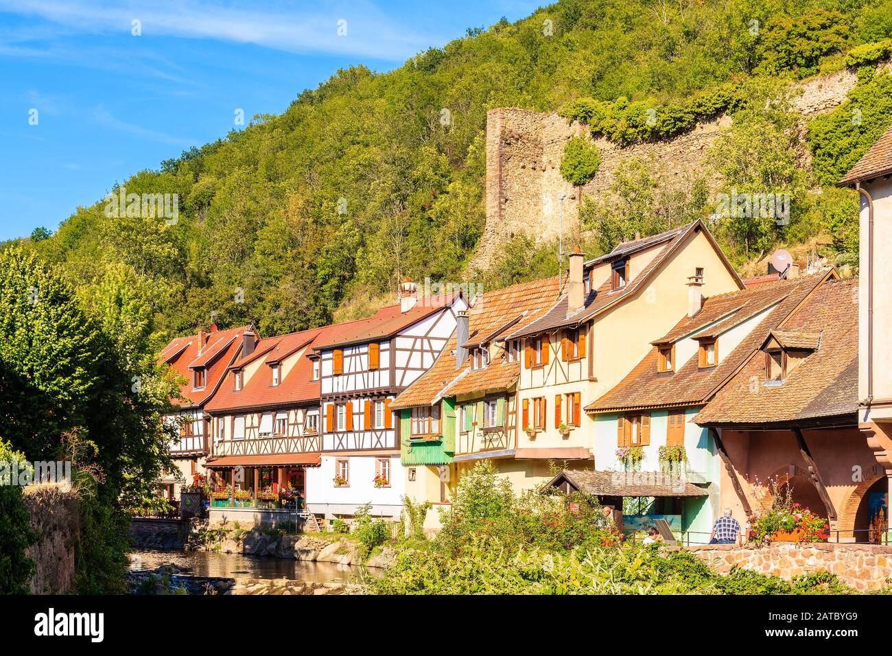 Vins d'ALSACE, FRANCE - Sep 20, 2019 : rue avec ses maisons typiques à Kaysersberg village pittoresque qui se trouve sur la Route des Vins d'Alsace, Fran Banque D'Images
