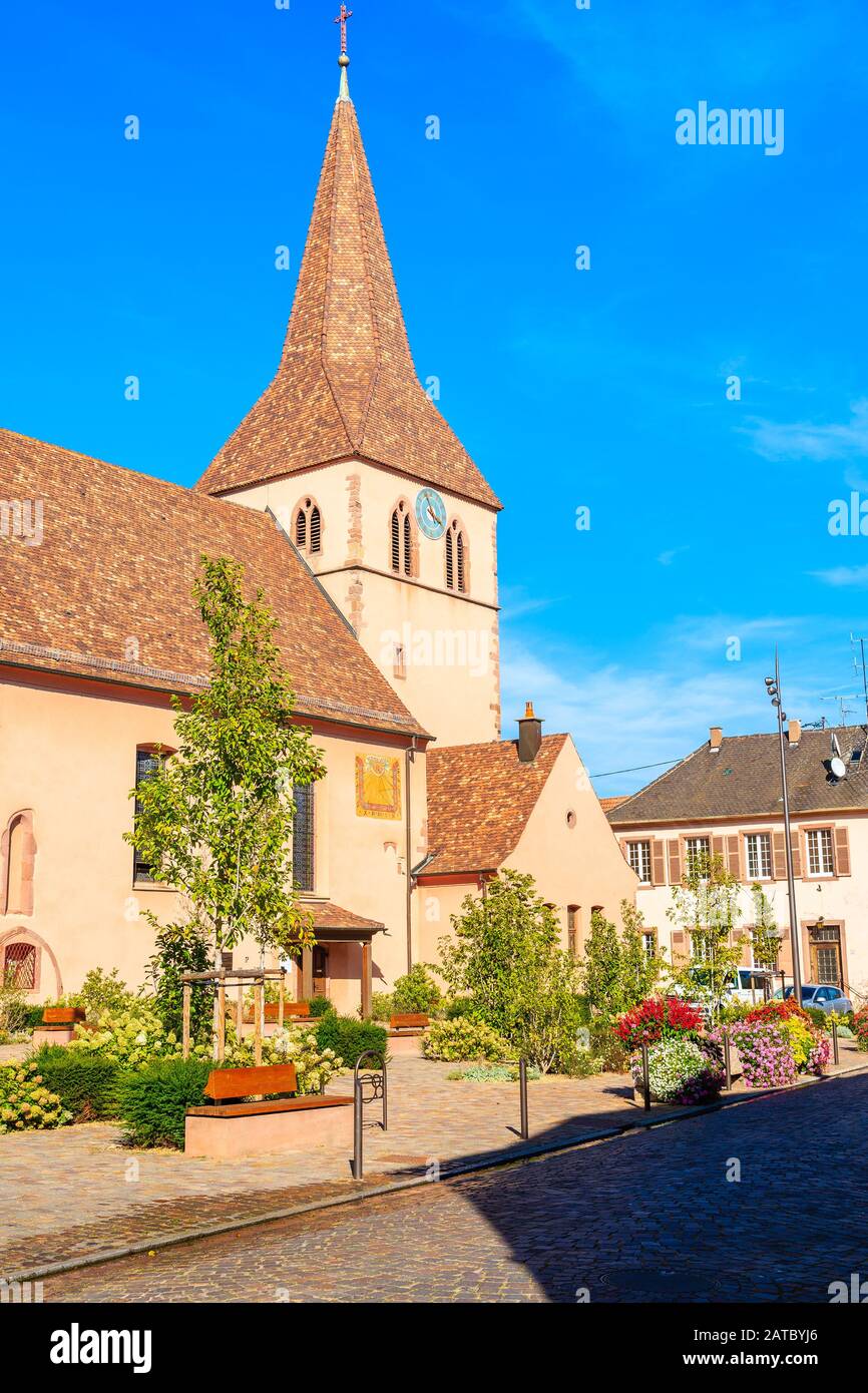 Belle église sur place dans le pittoresque village de Kientzheim, région viticole d'Alsace, France Banque D'Images