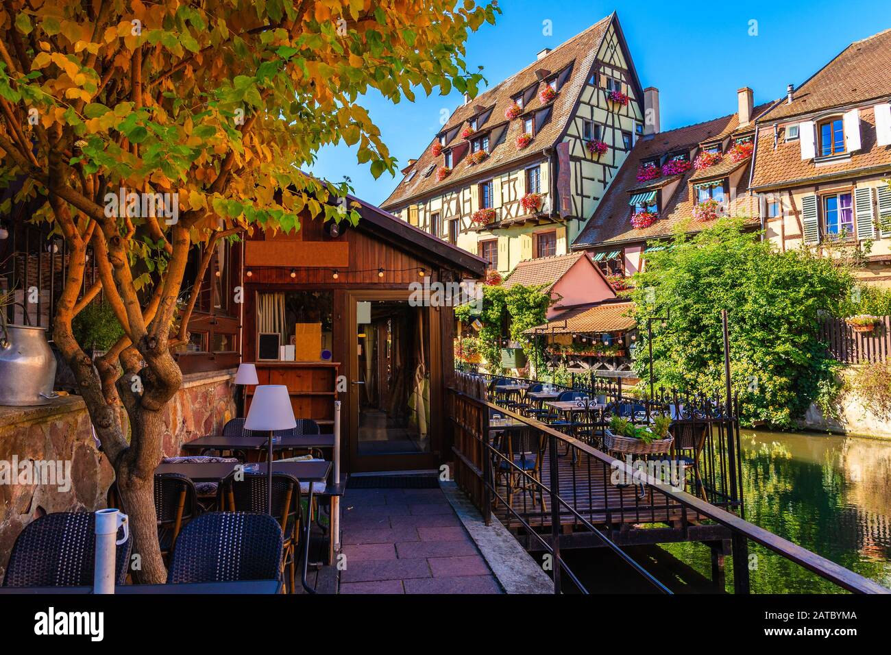 Restaurant terrasse avec tables situé sur la banque du canal de Colmar Village, Little Venice, Alsace, France Banque D'Images