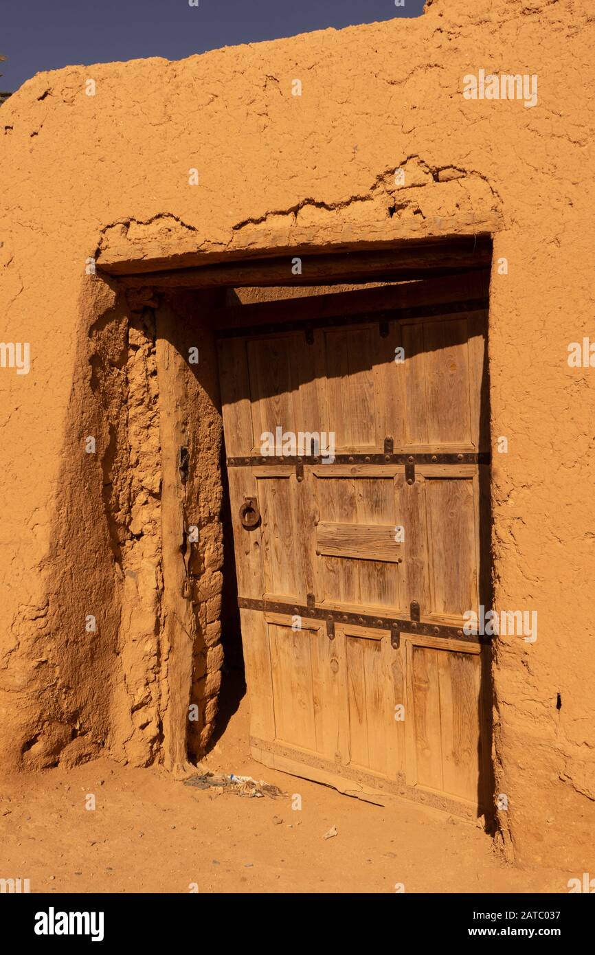 Ancienne porte d'une entrée à un ancien bâtiment de Tinghmert, Maroc Banque D'Images