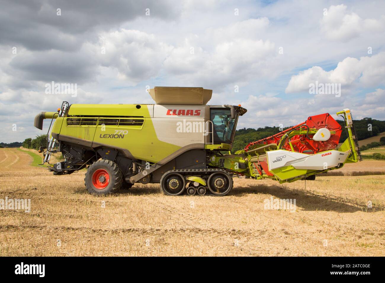 Récolte de la moissonneuse-batteuse un jour d'été. Beaucoup Hadham, Hertfordshire. ROYAUME-UNI Banque D'Images