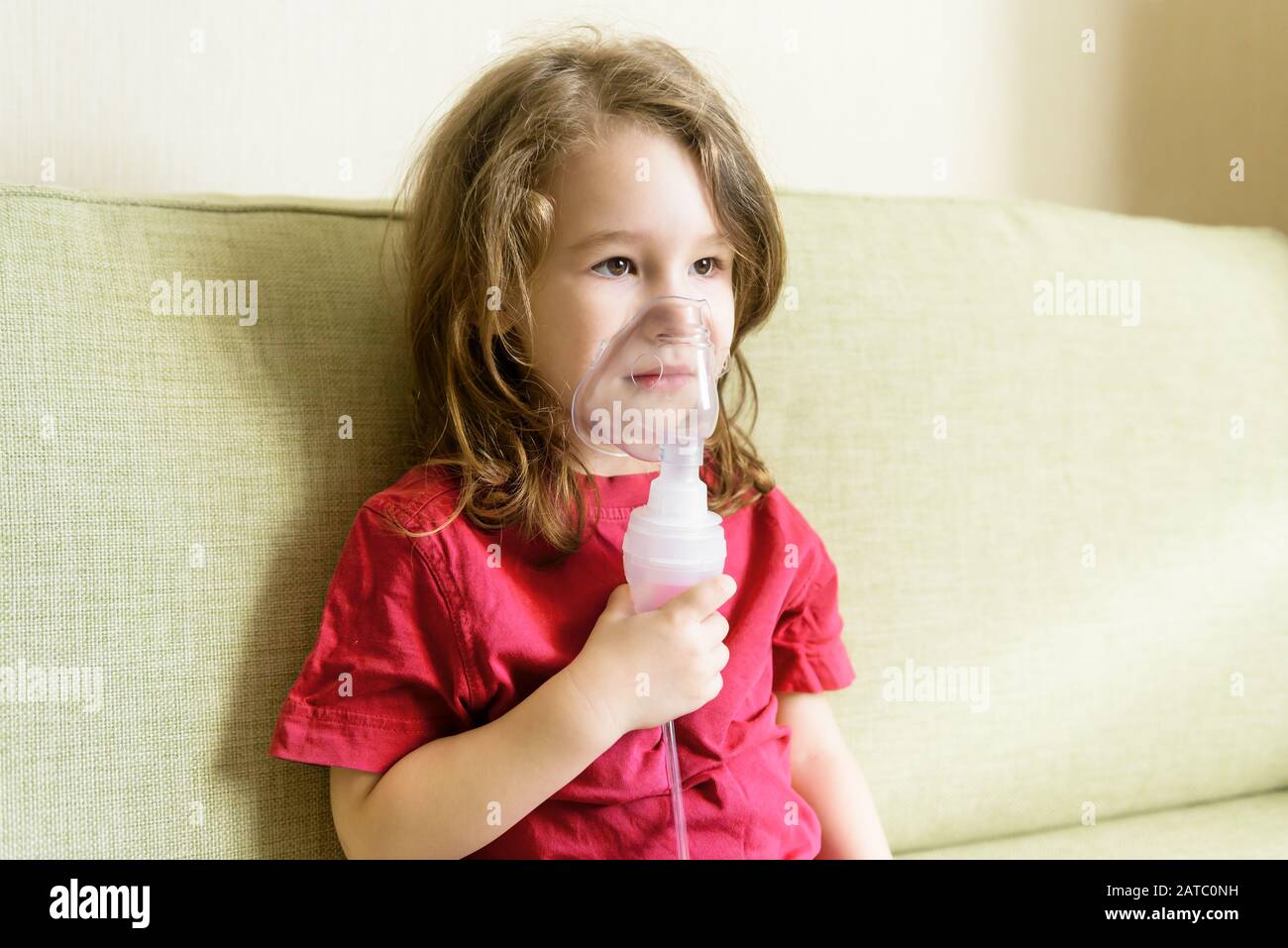 Petite Fille Tient Le Masque Inhalateur A La Maison Un Enfant Malade Respire Par Un Nebuliseur Bebe Utilisant De L Equipement Pour Traiter L Asthme Ou La Bronchite Concept De Traiteurs Photo Stock Petite Fille Tient Le Masque Inhalateur A La Maison Un Enfant Malade Respire Par Un Nebuliseur Bebe Utilisant De L Equipement Pour Traiter L Asthme Ou La Bronchite Concept De Traiteurs Photo Stock