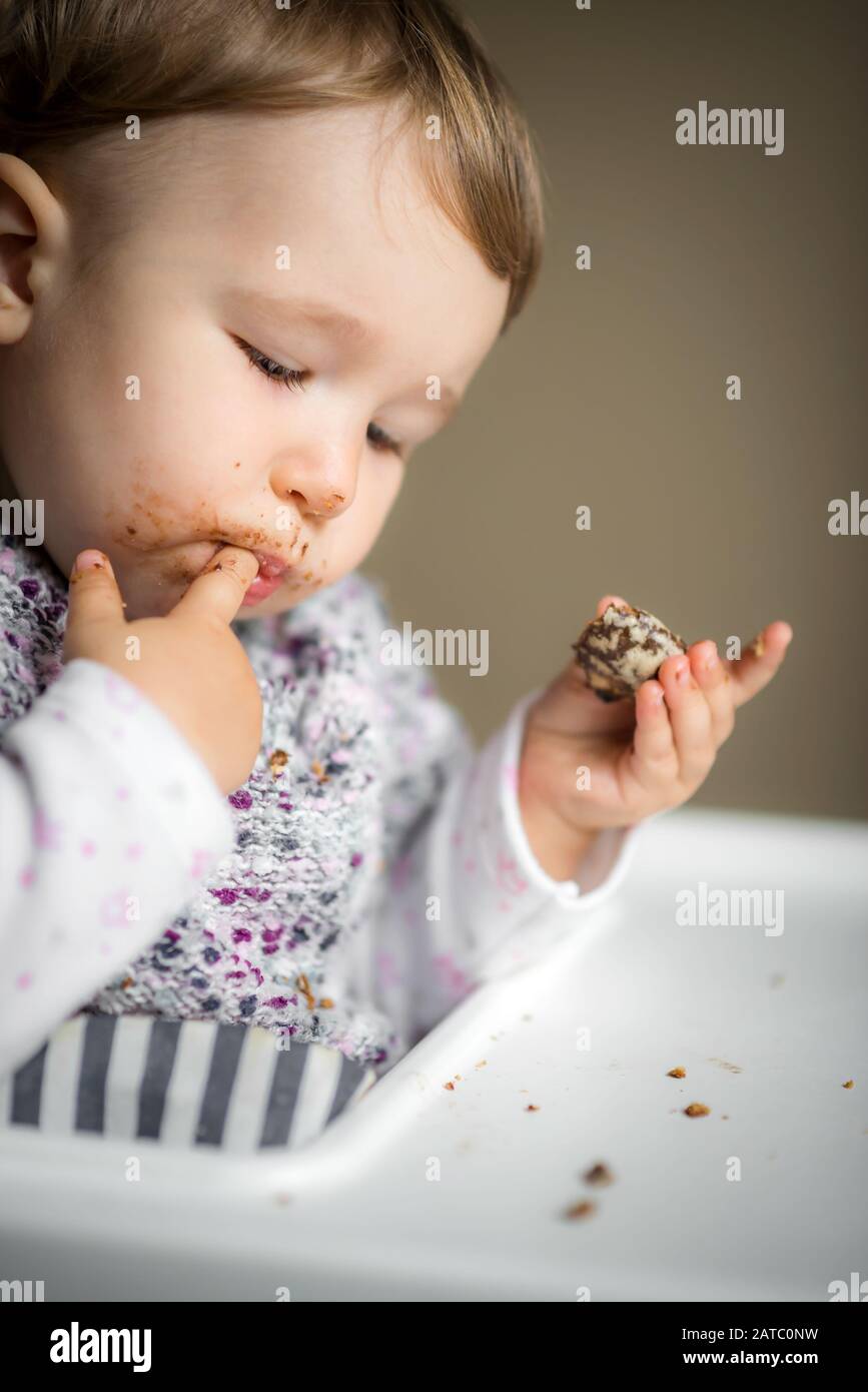 Nice Little Girl Eating Candy Banque D Image Et Photos Alamy