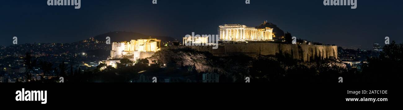 Colline de l'Acropole la nuit, Athènes, Grèce. C'est un point de repère important d'Athènes. Vue sur les ruines grecques anciennes dans le centre d'Athènes en soirée. Panorama du Banque D'Images