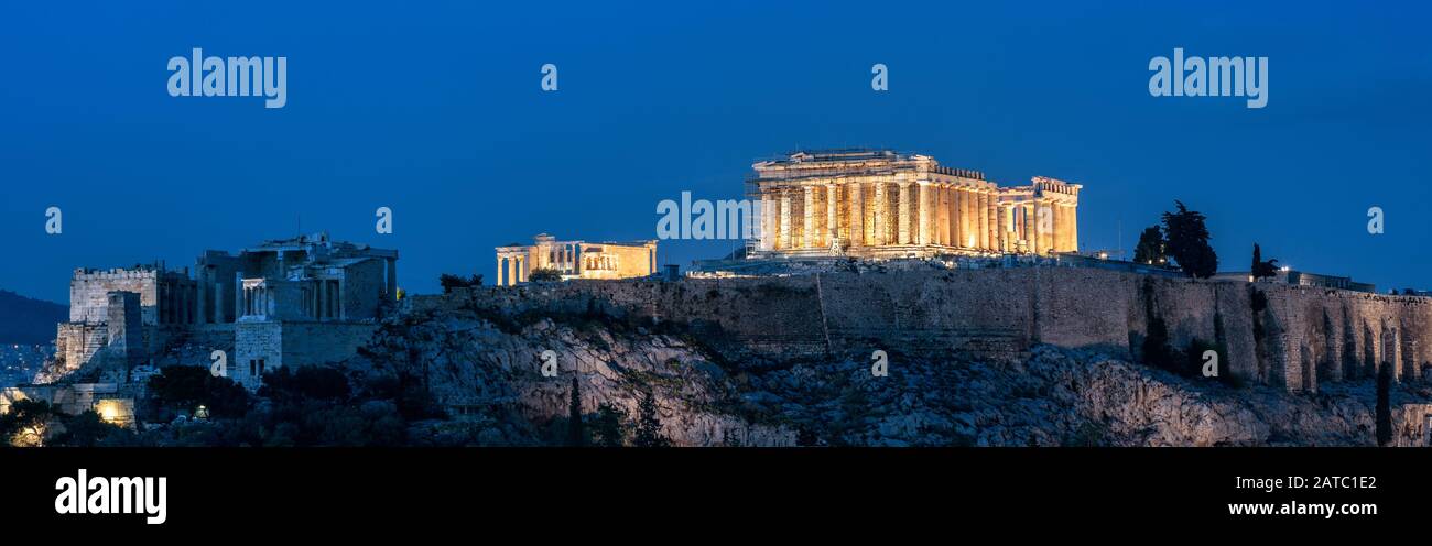 Acropole la nuit, Athènes, Grèce. Le célèbre temple du Parthénon est un point de repère d'Athènes. Vue panoramique sur les ruines grecques anciennes au crépuscule. Paysage de o Banque D'Images