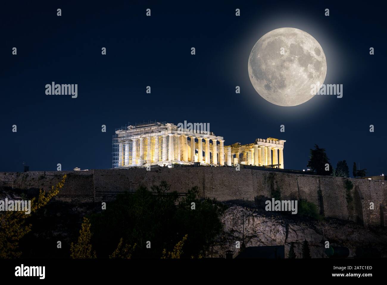 Temple du Parthénon sur l'Acropole la nuit, Athènes, Grèce. C'est une attraction touristique de premier plan d'Athènes. Vue panoramique sur les ruines grecques anciennes au crépuscule. Célèbre o Banque D'Images