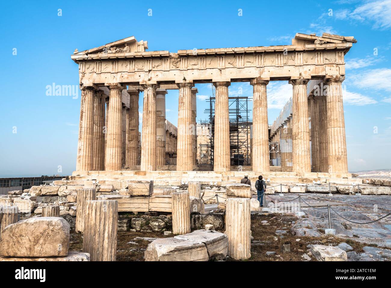 Parthénon sur la colline de l'Acropole, Athènes, Grèce. C'est un point de repère important d'Athènes. Ruines grecques anciennes dans le centre d'Athènes en été. Les touristes regardent le famo Banque D'Images