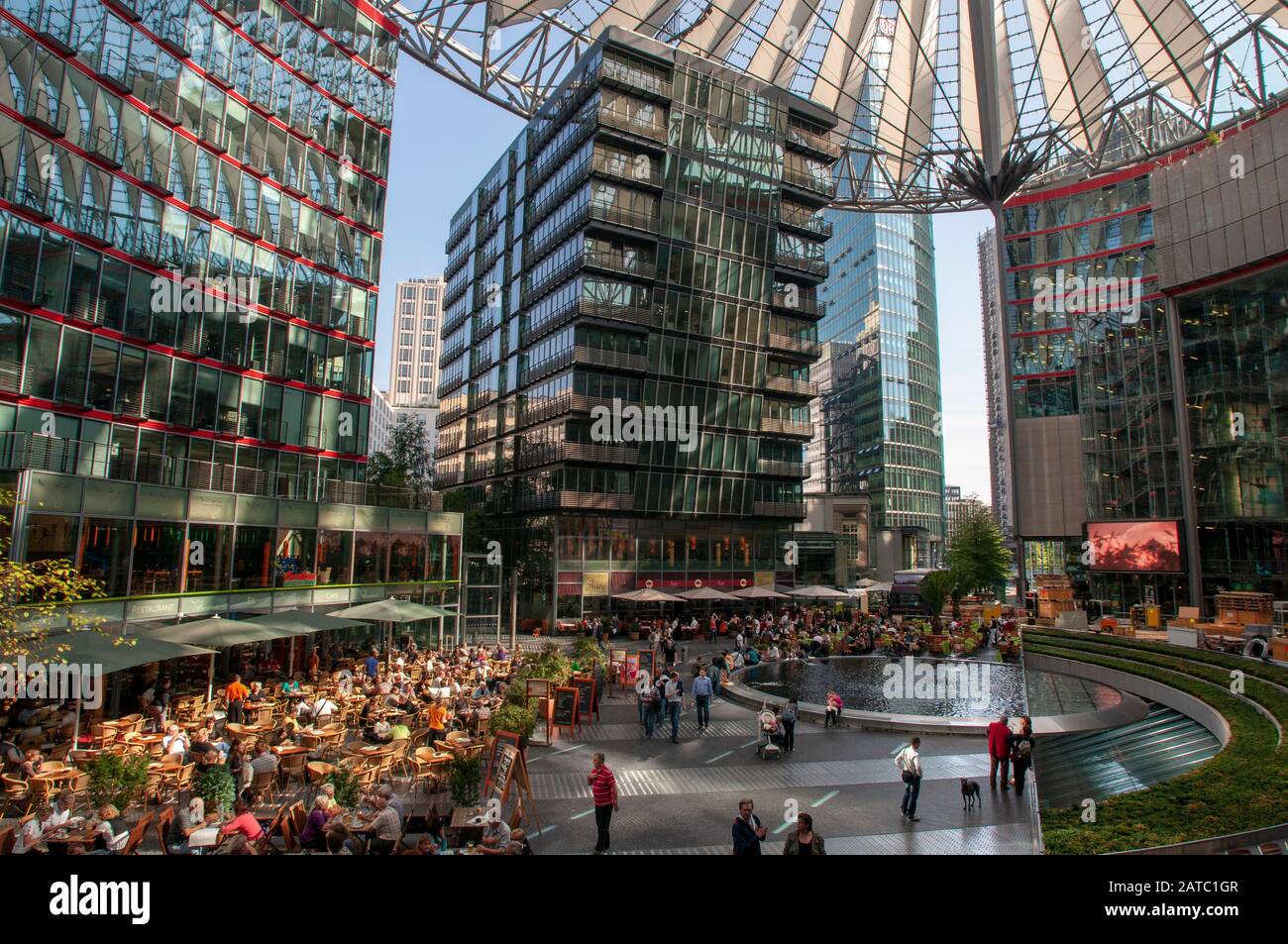 CINEMES et restaurants dans l'atrium intérieur du Sony Center de Potsdamer Platz à Berlin, Allemagne Banque D'Images