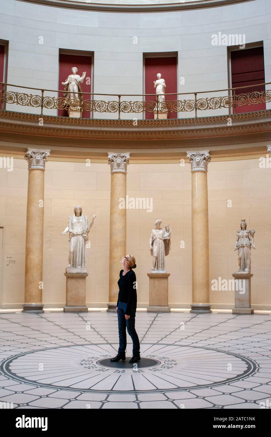 Sculptures dans l'atrium de l'intérieur du musée Altes sur Museumsinsel à Berlin, Allemagne Banque D'Images