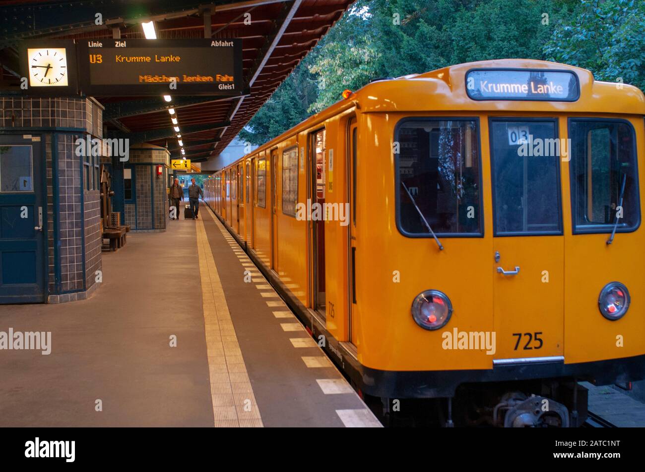 Train S-bahn jaune à la gare U Bhf Dahlem Dorf de Berlin en Allemagne Banque D'Images
