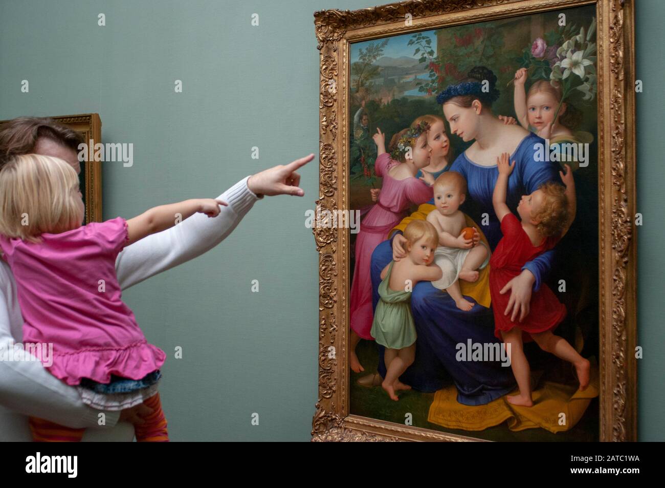 Un père et une fille regardent des fresques de la Casa Bartholdy à Rome à l'Alte Nationalgalerie sur l'île des musées (Museumsinsel), Berlin, Allemagne Banque D'Images