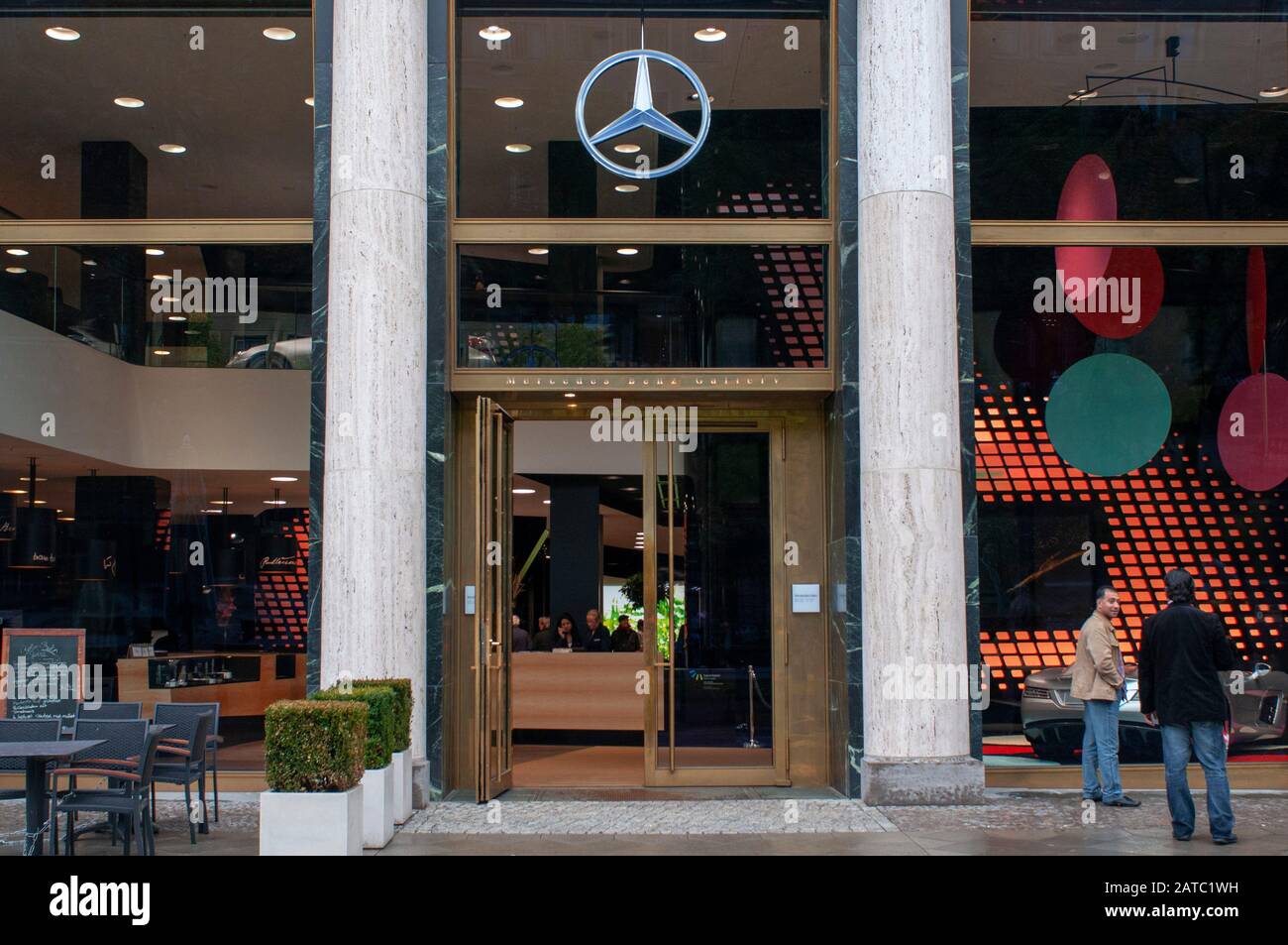 Salle d'exposition Mercedes Benz de Berlin, magasins d'usine vendant des voitures de luxe et texte « Berlin Moves » à Unter den Linden à Berlin Allemagne Banque D'Images