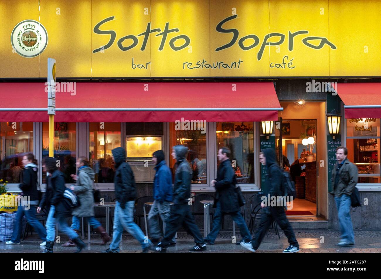 Le restaurant Sotto Sopra est situé dans Friedrichstraße, près du Checkpoint Charlie, Berlin, Allemagne Banque D'Images