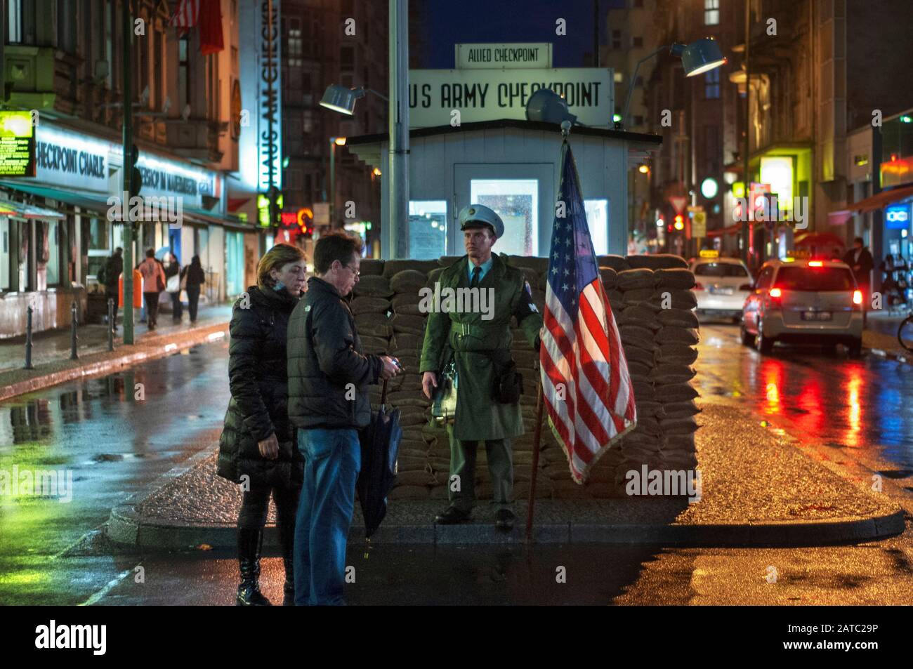 Checkpoint Charlie US Army Checkpoint et la reconstruction de guardhouse à l'ancien point de passage entre Berlin est et Berlin Ouest à Berlin Allemagne Banque D'Images