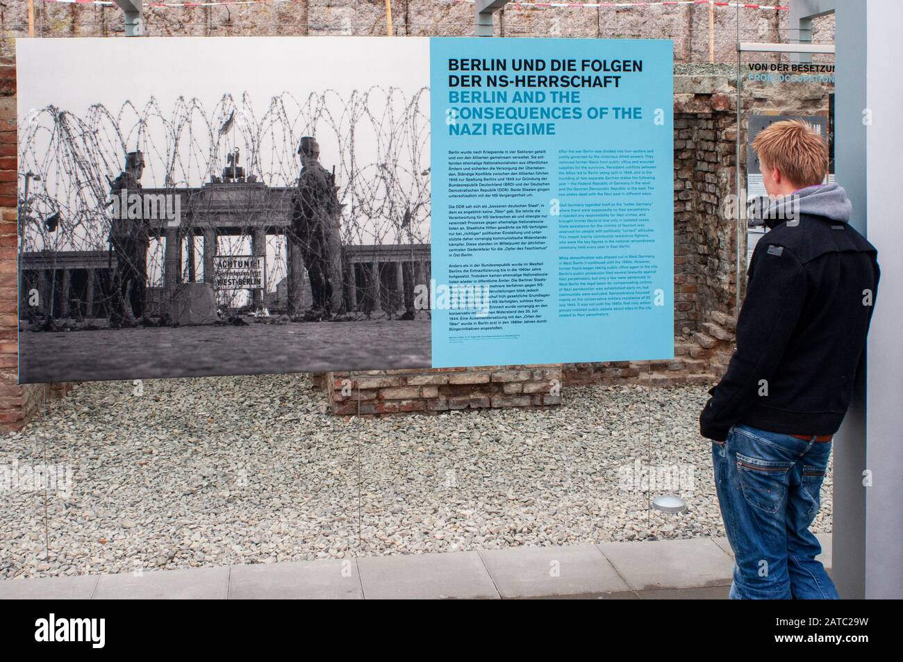 Les touristes à la topographie de la terreur musée en plein air à Berlin, en Allemagne, qui comprend une section préservée du mur de Berlin Banque D'Images