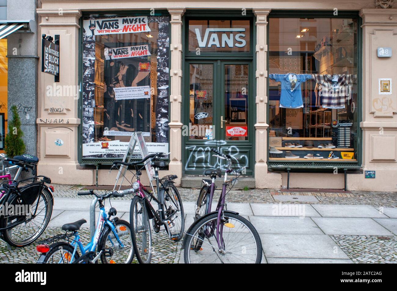 Fourgons vintage clotes shop dans le quartier de Kreuzberg, Berlin, Allemagne Banque D'Images