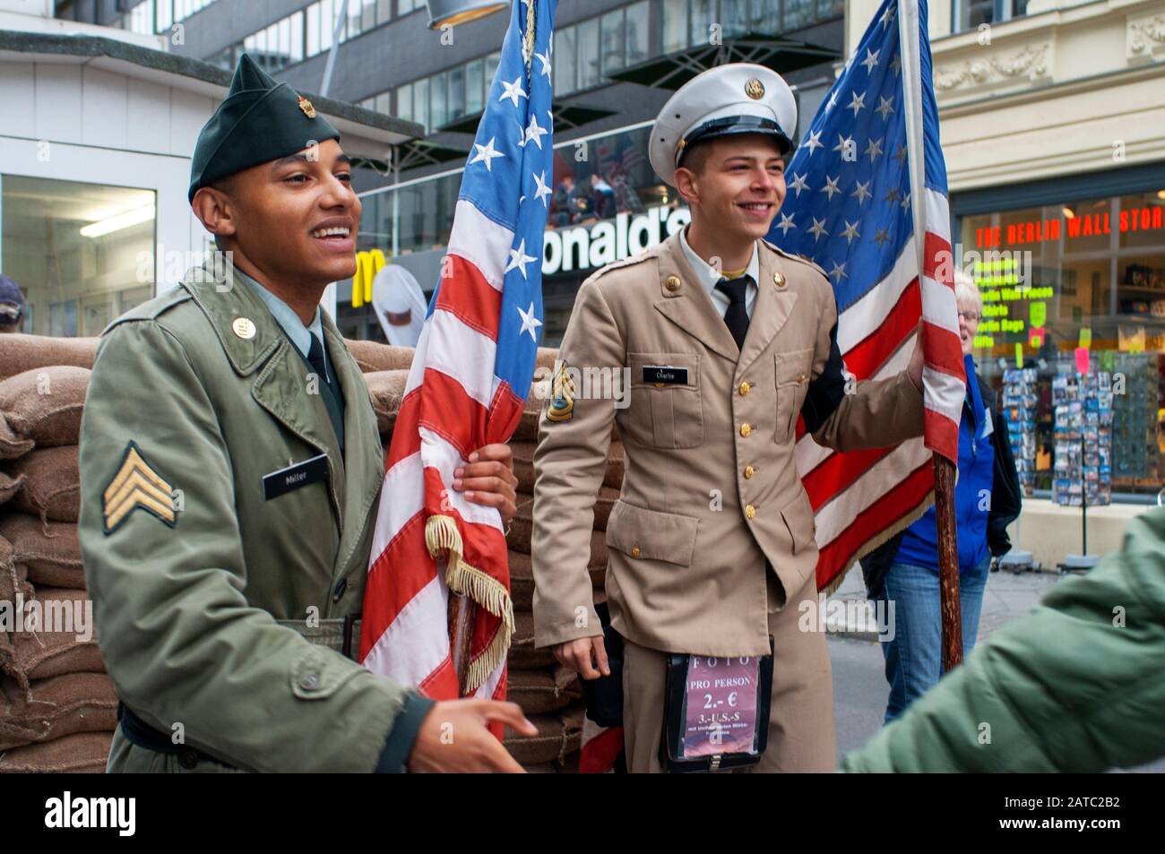 Checkpoint Charlie US Army Checkpoint et la reconstruction de guardhouse à l'ancien point de passage entre Berlin est et Berlin Ouest à Berlin Allemagne Banque D'Images