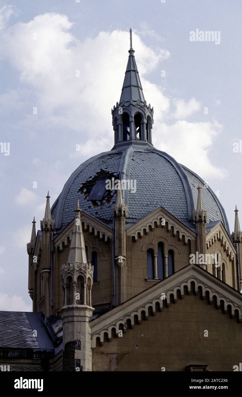17 août 1993 Lors du siège de Sarajevo : un trou de coquille a été à peu près raillé le dôme de l'Académie des Beaux-Arts (anciennement l'Église évangélique). Banque D'Images