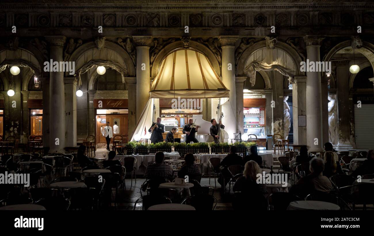 Venise, Italie - 19 mai 2017 : le groupe musical joue pour les touristes dans le restaurant extérieur sur la Piazza San Marco (place Saint Marc) la nuit. C'est Banque D'Images