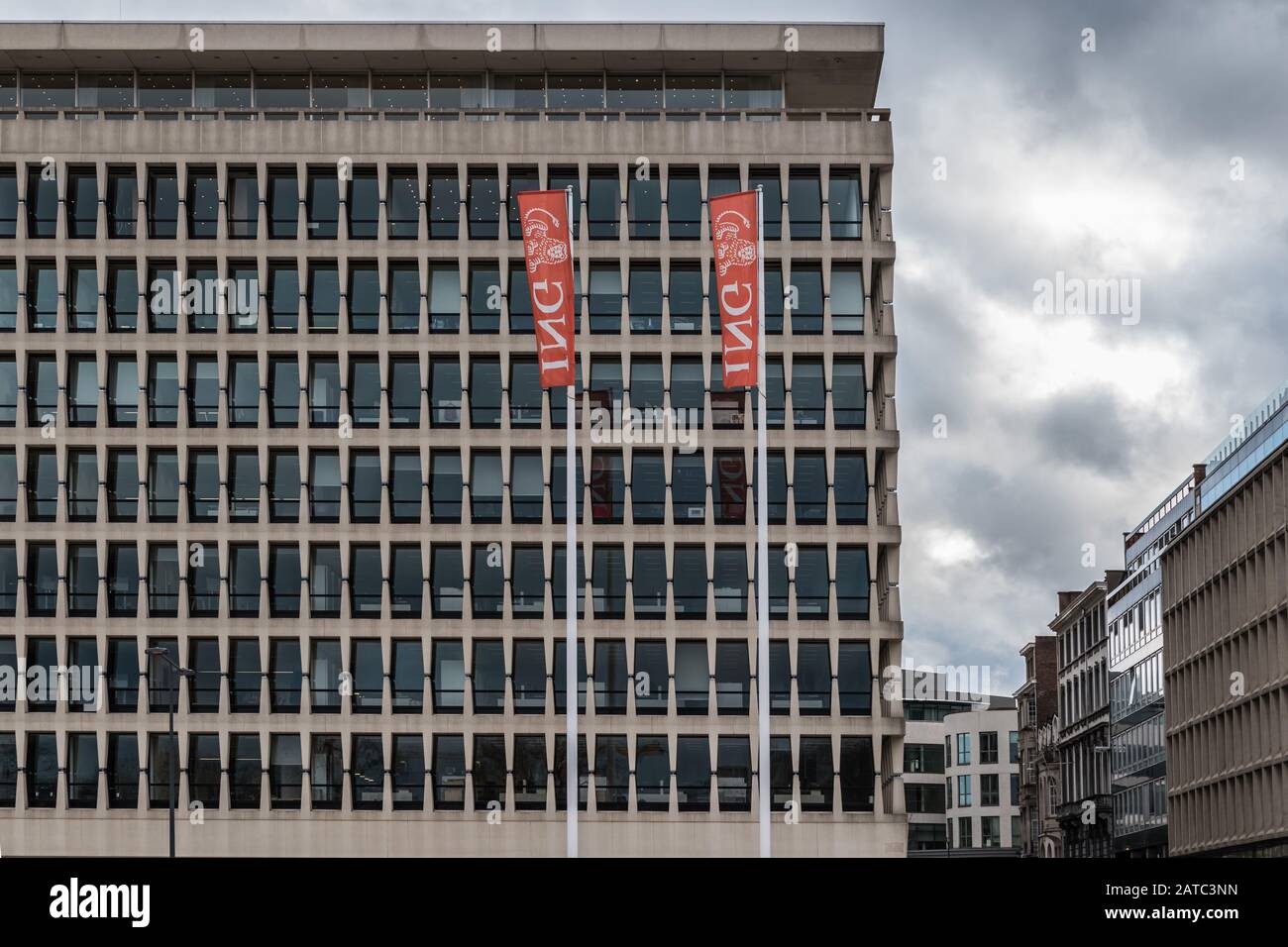 Vieille ville de Bruxelles, région de Bruxelles-capitale / Belgique - 12 20 2019: Façade rectangulaire moderne de la banque ING et compagnie d'assurance Banque D'Images