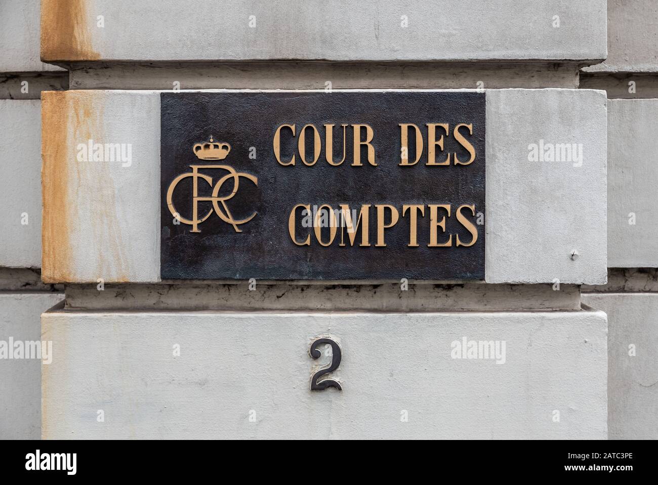 Bruxelles Vieille Ville, Bruxelles région de la capitale / Belgique - 12 20 2019: Signe d'or de la Cour de contrôle de la Belgique appelé Rekenoh - Cour des comptes Banque D'Images