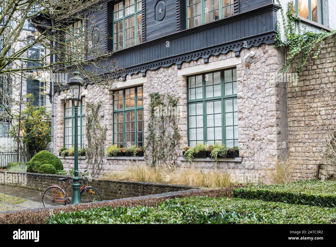 Vieille ville de Bruxelles, région de Bruxelles-capitale / Belgique - 12 20 2019: La façade de la Chapelle musicale Reine Elisabeth Banque D'Images