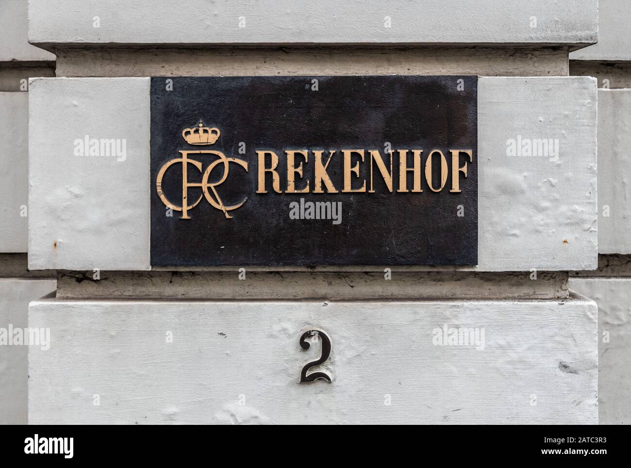 Bruxelles Vieille Ville, Bruxelles région de la capitale / Belgique - 12 20 2019: Signe d'or de la Cour de contrôle de la Belgique appelé Rekenoh - Cour des comptes Banque D'Images