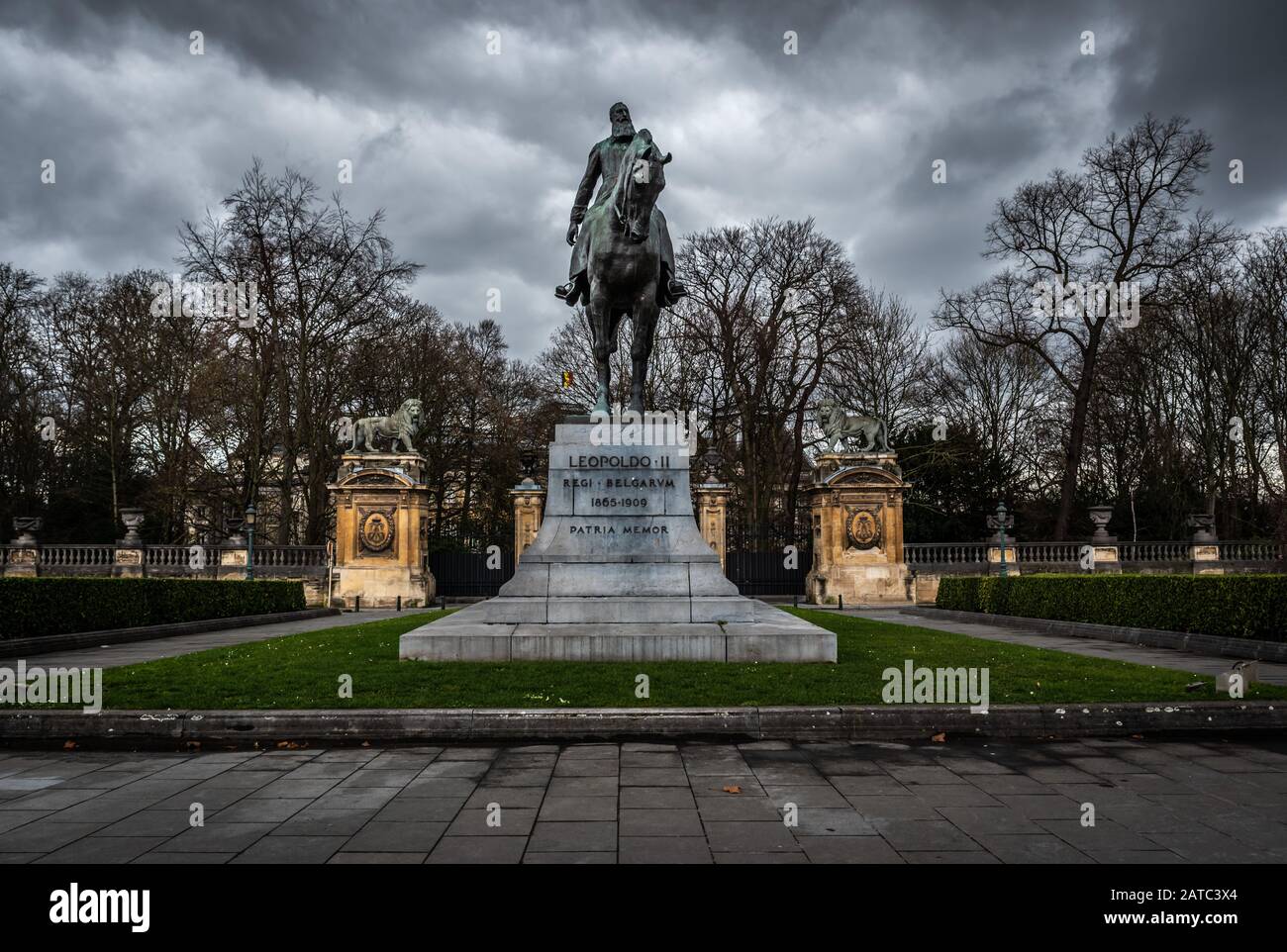 Vieille ville de Bruxelles, région de Bruxelles capitale / Belgique - 12 20 2019 : statue de Léopold II, ancien roi de Belgique et palais royal entouré de mois Banque D'Images