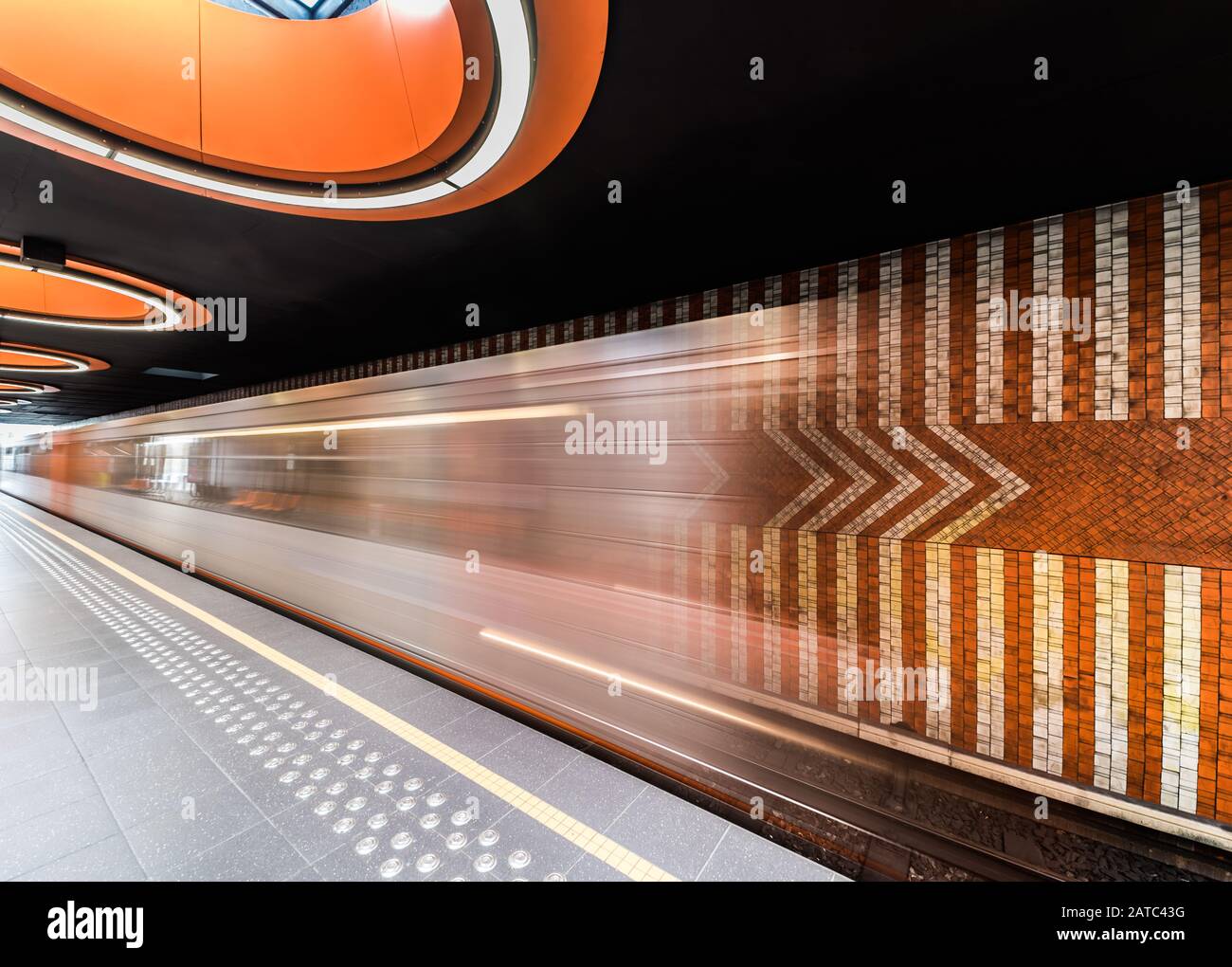 Laeken, région de Bruxelles capitale / Belgique - 09 25 2019: Métro entrant à grande vitesse et brouillé les lignes en orange Banque D'Images