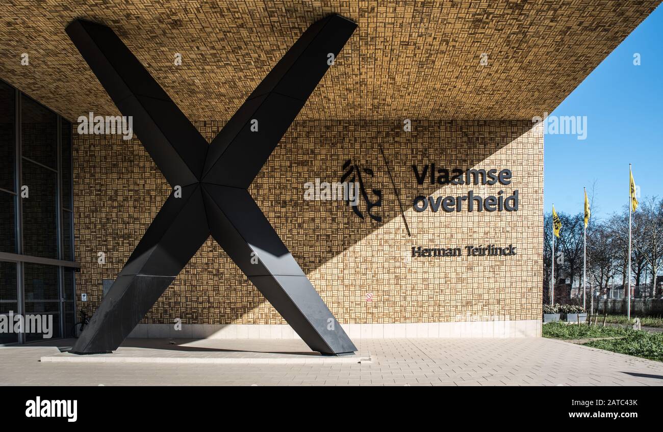 Laeken, Bruxelles / Belgique - 02 25 2019: Logo du gouvernement flamand à la façade therectangulaire du bâtiment Herman Teirlinck, le principal administrateur Banque D'Images