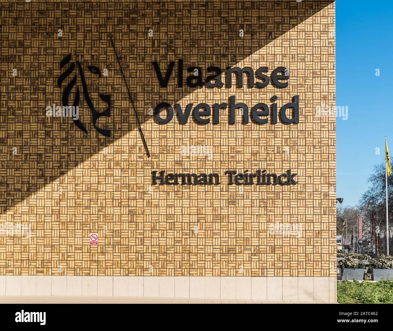 Laeken, Bruxelles Belgique - 02 25 2019 : logo du gouvernement flamand sur la façade rectangulaire du bâtiment Herman Teirlinck, l'administration principale Banque D'Images