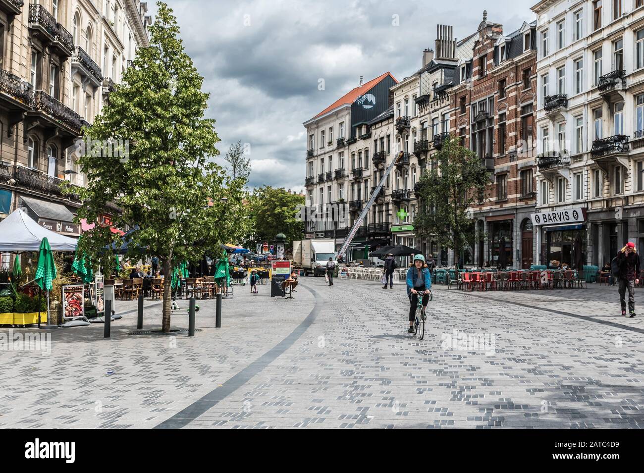 Saint Gilles, Bruxelles / Belgique - 07 08 2019: Les gens marchent sur la place du Parvis de Saint-Gilles Banque D'Images