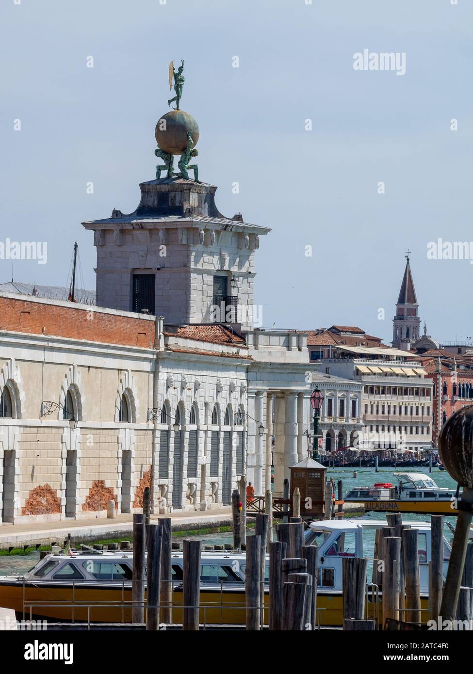 Punta della Dogana vu du canal Giudecca Banque D'Images