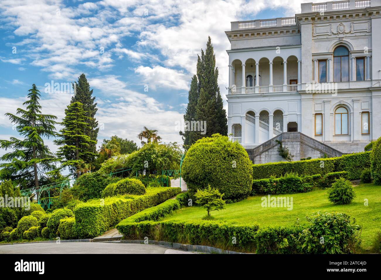 Yalta, Russie - 17 Mai 2016 : Palais Livadia En Crimée. Le palais de Livadia était une retraite d'été du dernier tsar russe, Nicholas II Le Conferenc De Yalta Banque D'Images