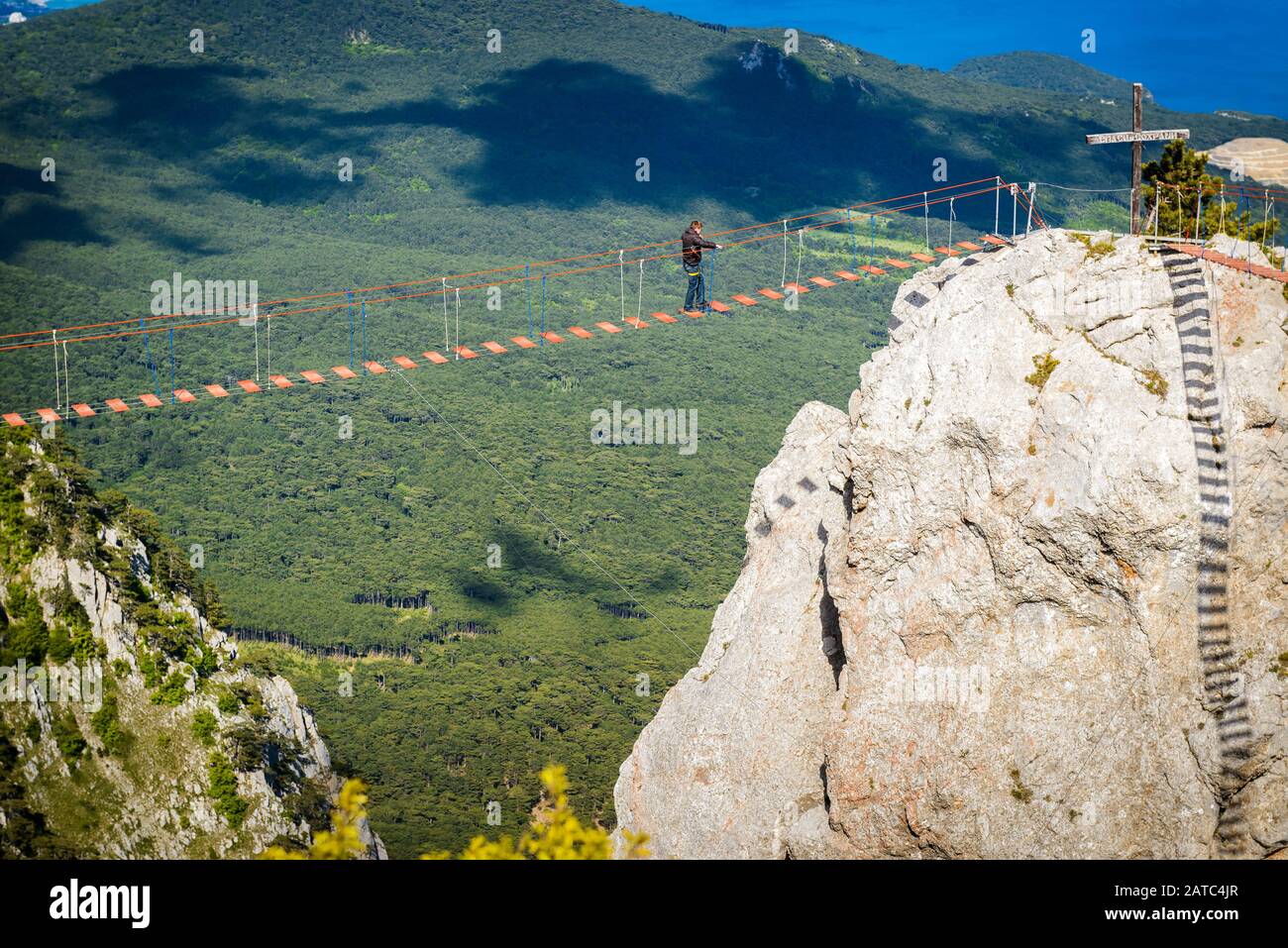 Crimée, RUSSIE - 19 MAI 2016 : randonnée touristique sur un pont de corde sur le Mont ai-Petri. Ai-Petri est l'une des plus hautes montagnes de Crimée et de tourisme Banque D'Images