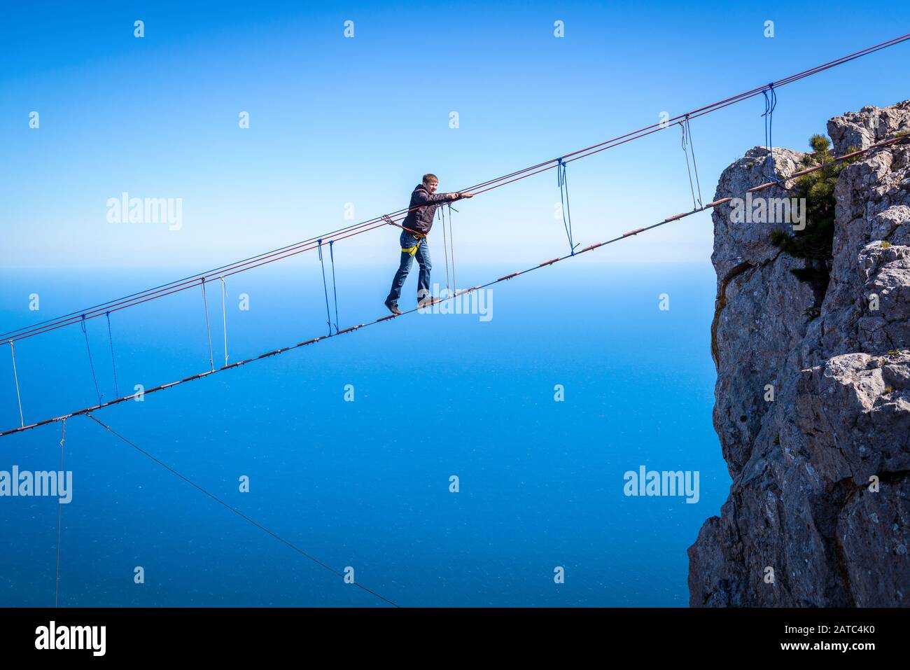 Crimée, RUSSIE - 19 MAI 2016 : randonnée touristique sur un pont de corde sur le Mont ai-Petri au-dessus de la mer. Ai-Petri est l'une des plus hautes montagnes de Crimée Banque D'Images