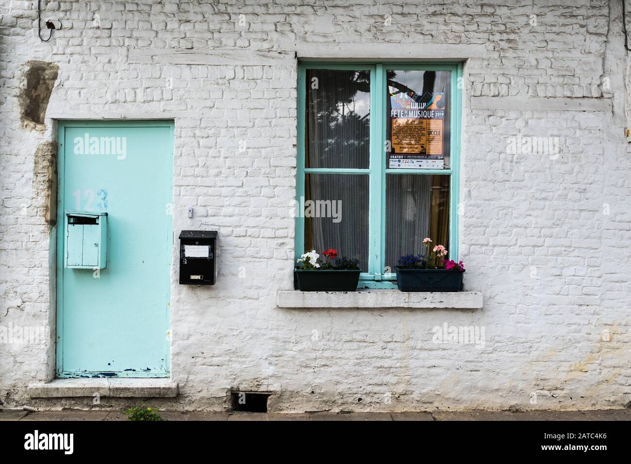 Uccle, Bruxelles / Belgique - 06 14 2019: Façade ancienne d'une maison d'agriculteurs en pierre de brique avec une fenêtre verte dans le parc fond' Roy Banque D'Images